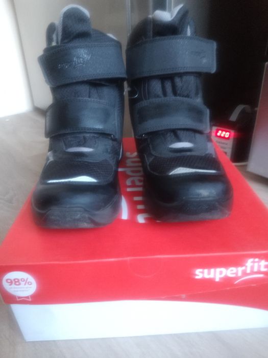 Теплі,зручні в хорошому стані черевики