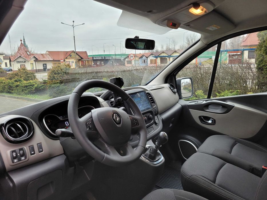 Licencjonowany przewóz osób. Wynajem busa z kierowcą.