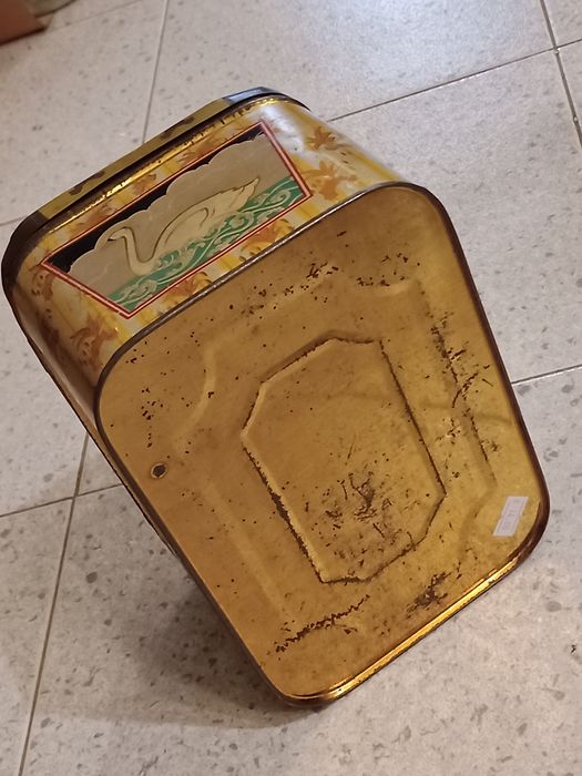 Caixa de costura antiga em metal