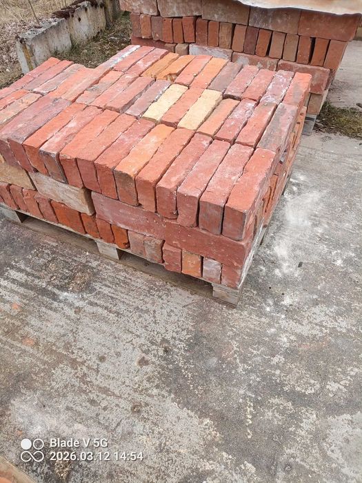 Cegła z rozbiórki, przedwojenna– trwałe, naturalne, klasyczne.