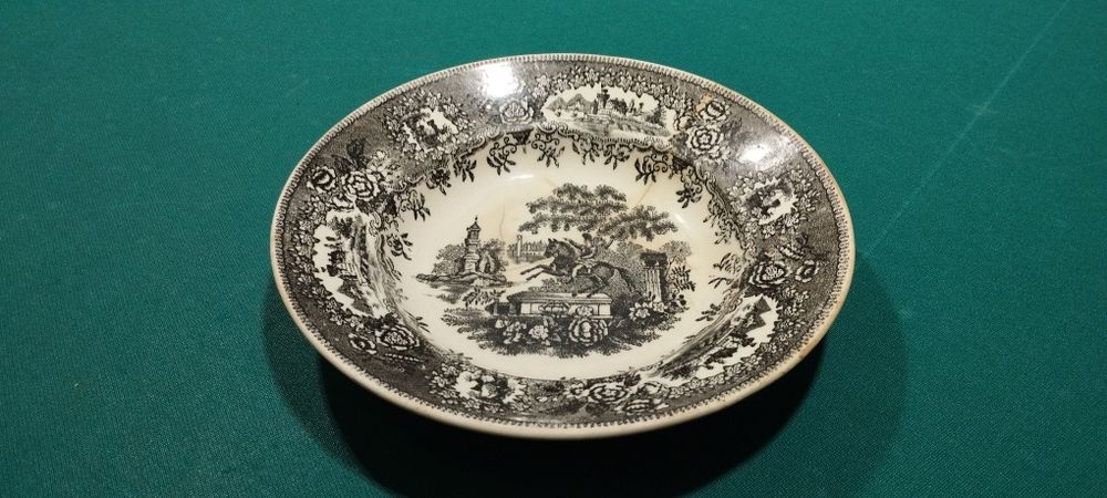 Prato antigo em bom estado