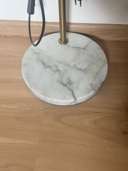 Lampa ze stacja ładującą