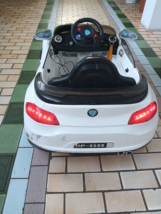 Samochodzik elektryczny