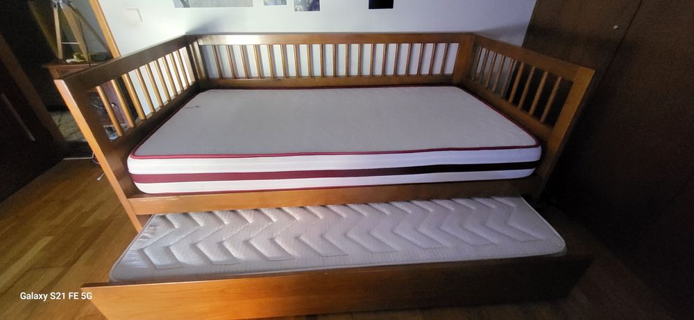 Cama de madeira maciça,  com gaveta