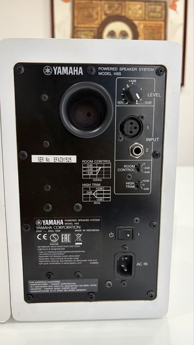 Monitores YAMAHA HS5
