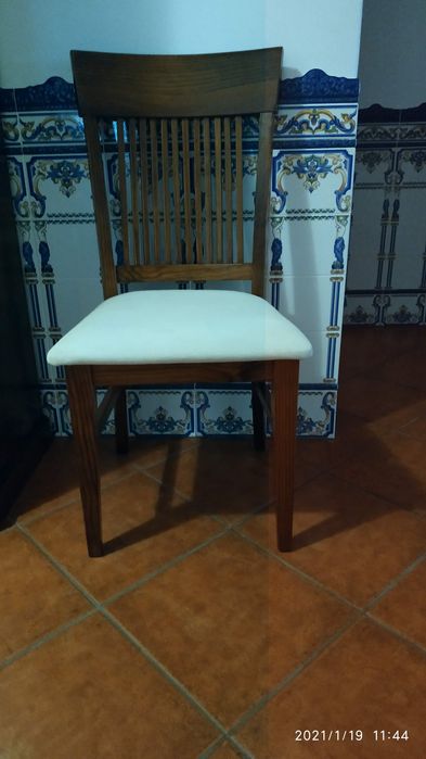 Mobília composta por mesa extensível,cristaleira,e seis cadeiras