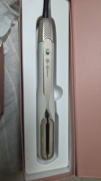 Alisadora de cabelo com escova