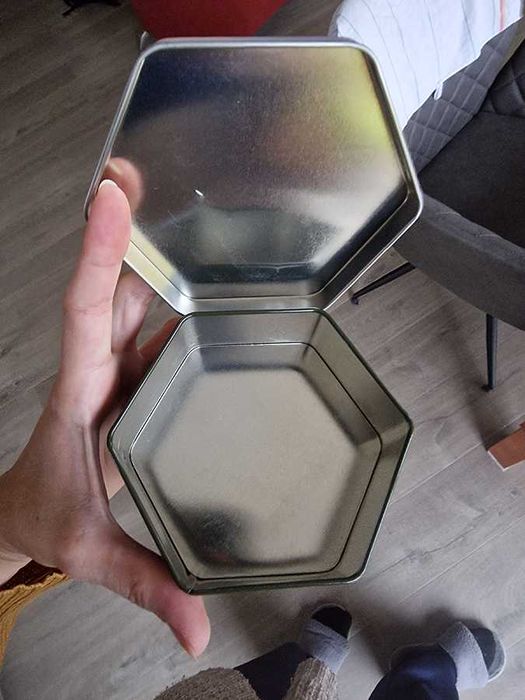 2 metalowe pudełka