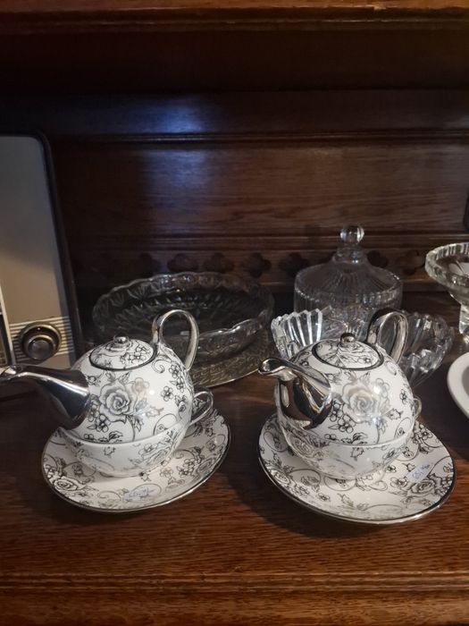 Porcelanowy dzbanek z filiżanką do herbaty