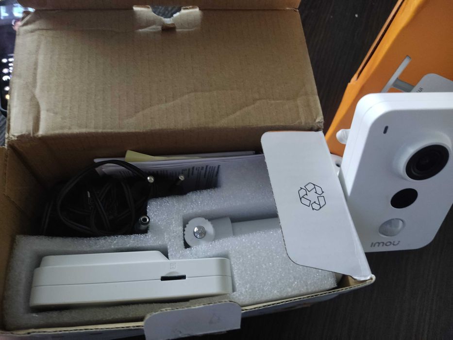 Камери у наявності дві шт. Відсутній один зарядний пристрій