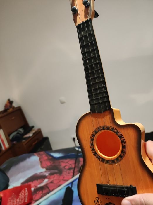 Vendo guitarra de brincar e mota tartaruga ninja