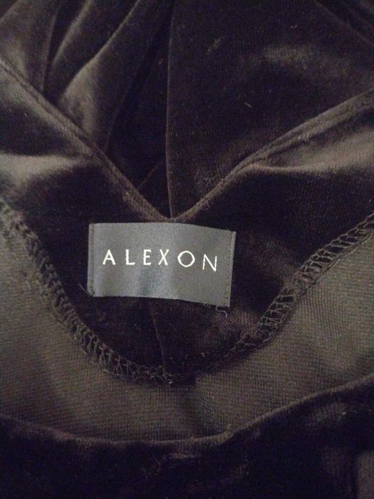 Czarna sukienka z długim rękawem