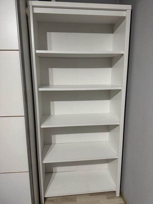 Biały regał z półkami