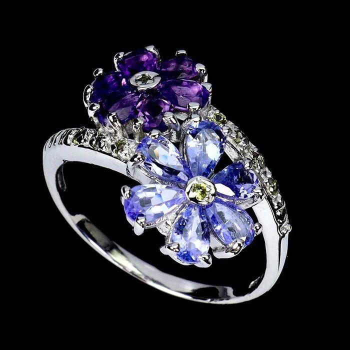 Кольцо из серебра 925 пробы с танзанитом и аметистом.Размер18