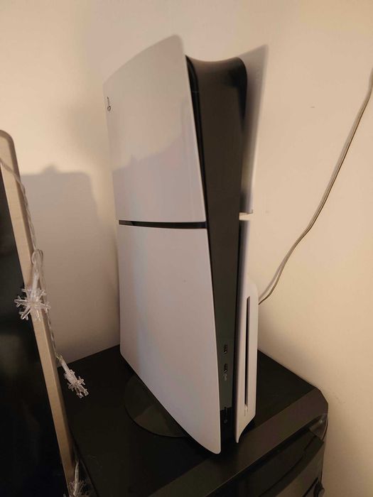 Sprzedam Konsole PlayStation 5 Slim 1tb z napędem + 2 pady