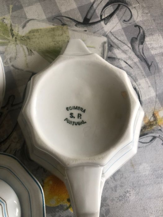 Conjunto açucareiro, leiteira e chávena de café e respetivo Pires