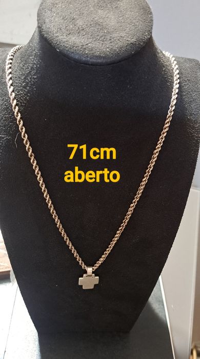 Cordão com pendente cruz  em prata.