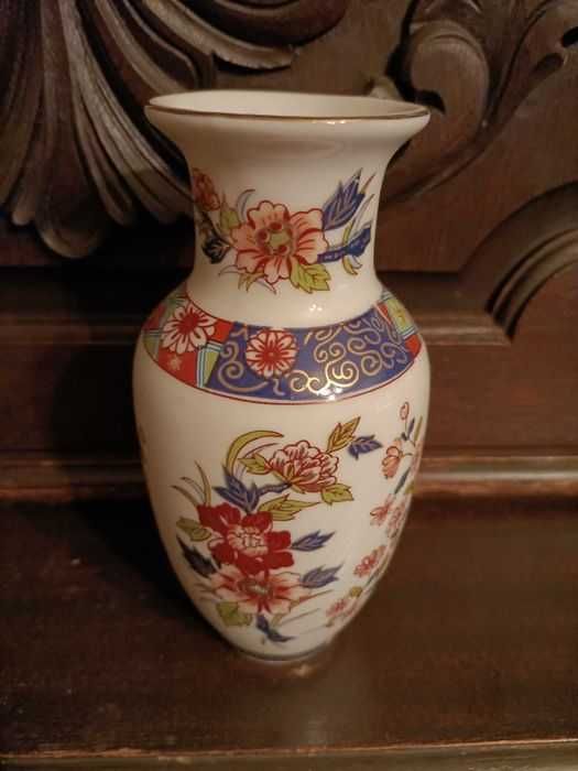 4 Small Chinese Vases64739583231107127