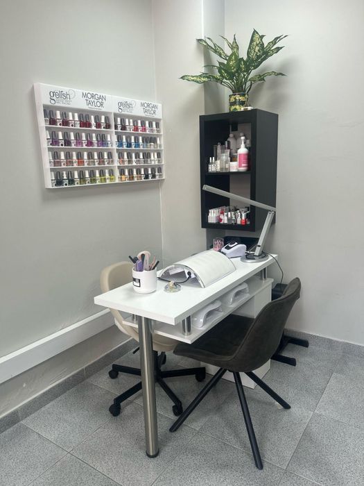 Aluga se mesa de manicure  com produtos e equipamentos