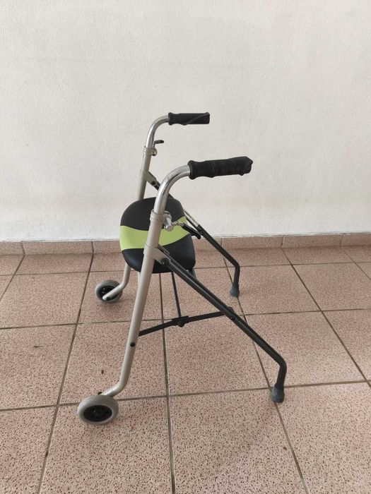 Andarilho dobrável com assento