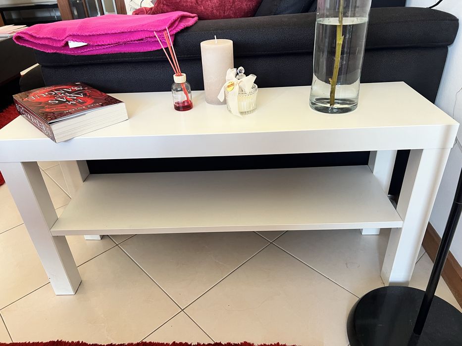 Mesa branca de apoio ao sofá
