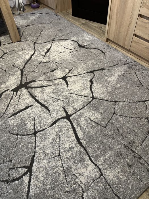 Szary, nowoczesny dywan