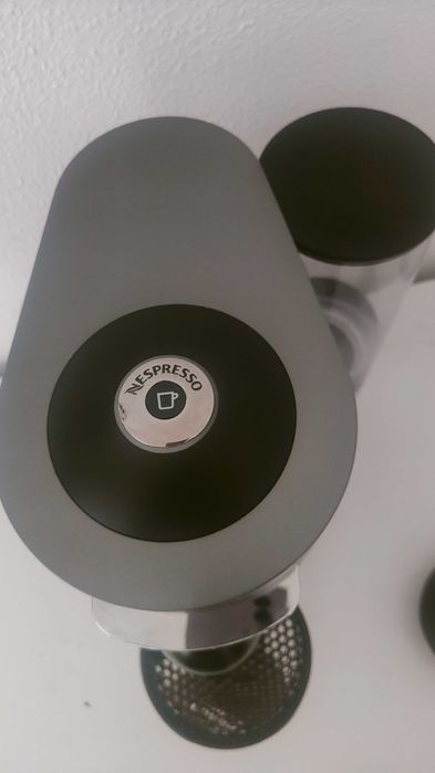 Máquina de café Nespresso Vertuo como nova