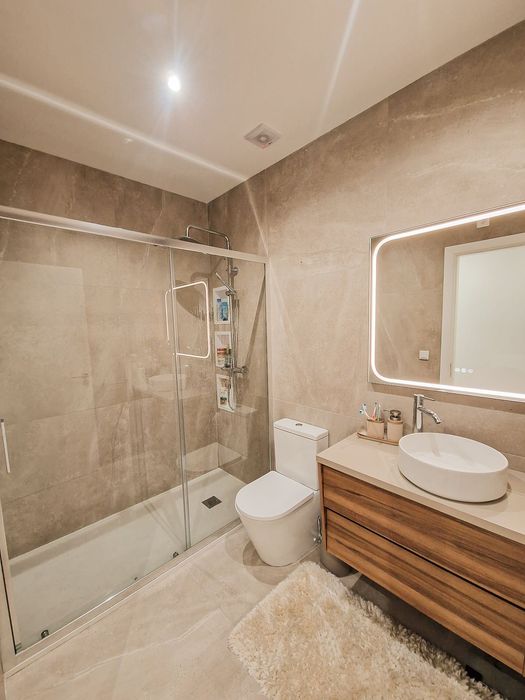 Apartamento/ Loja T2 vista mar, a 30 metros da marginal