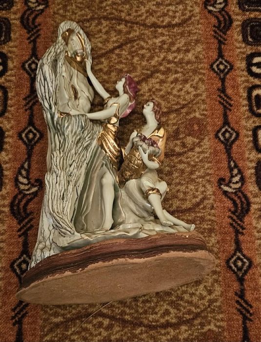 Estátua com base em madeira