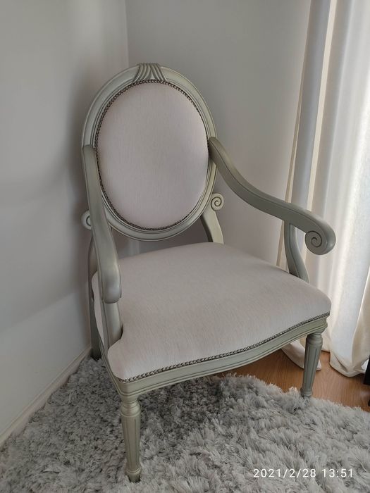 Cadeirão lacado prateado e estufado