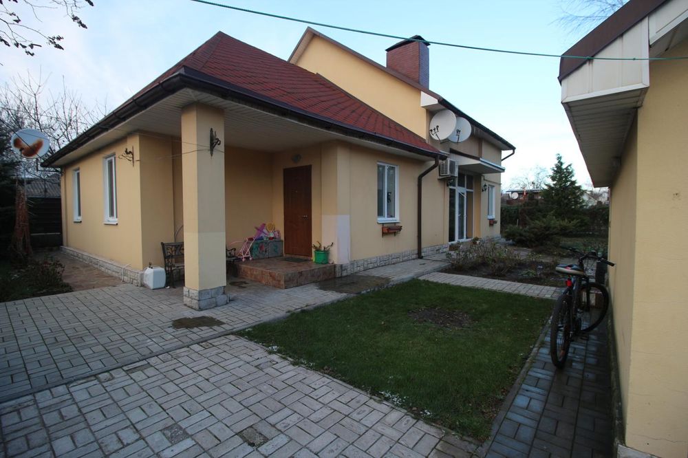 Затишний будинок у тихому провулку Бородинського мкрн.