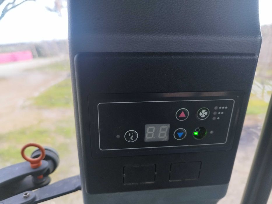 Trator Solís 75cc Cabinado