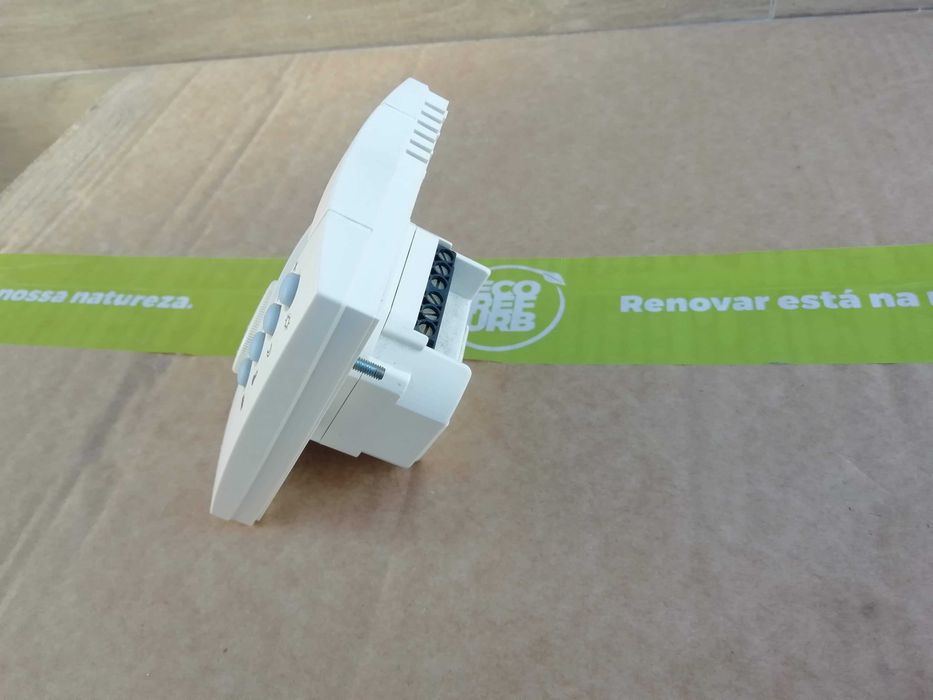 Cronotermostato Delta Dore de aplicação em caixa de aparelhagem.