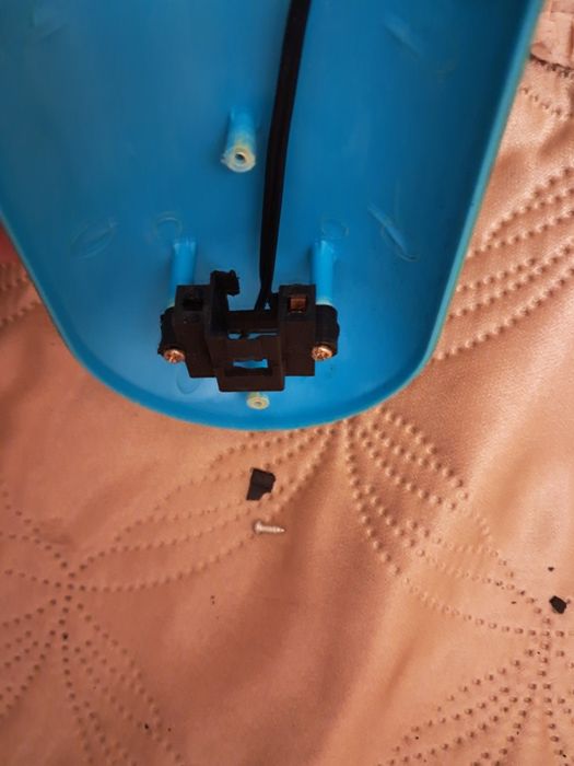 Настільна лампа  - потрібно ремонтувати.