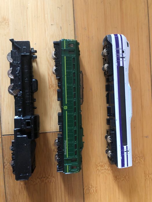 Паровози , ділячи іграшки