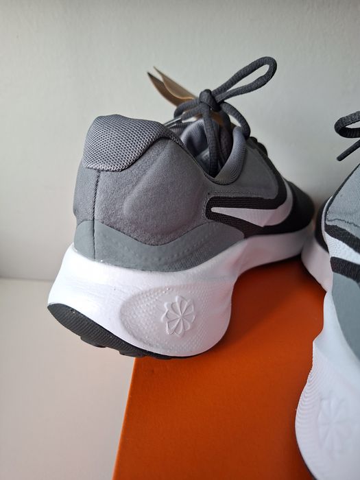 Nike Revolution 7