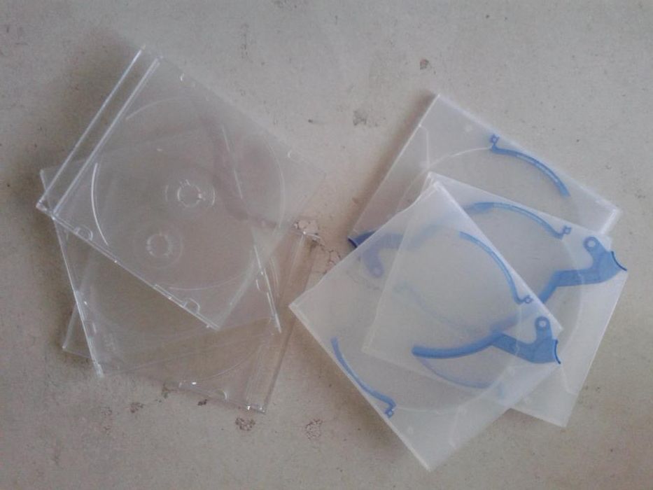 Vendo 6 caixas transparentes para CD / DVD.