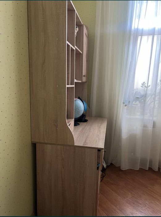 Стіл у пиратському стилі з верхньою полкою