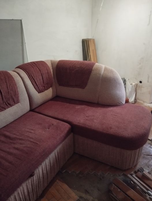 Диван кутовий у вітальню