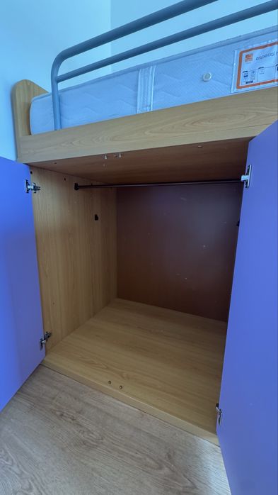 Quarto de menina com duas camas guarda roupa
