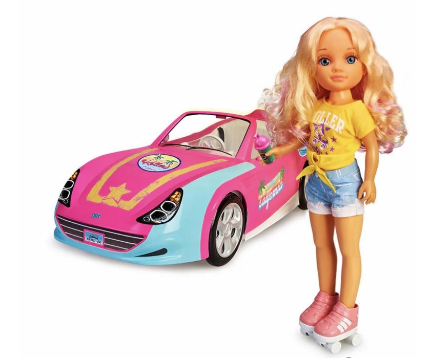 Nancy dia na Califórnia com carro