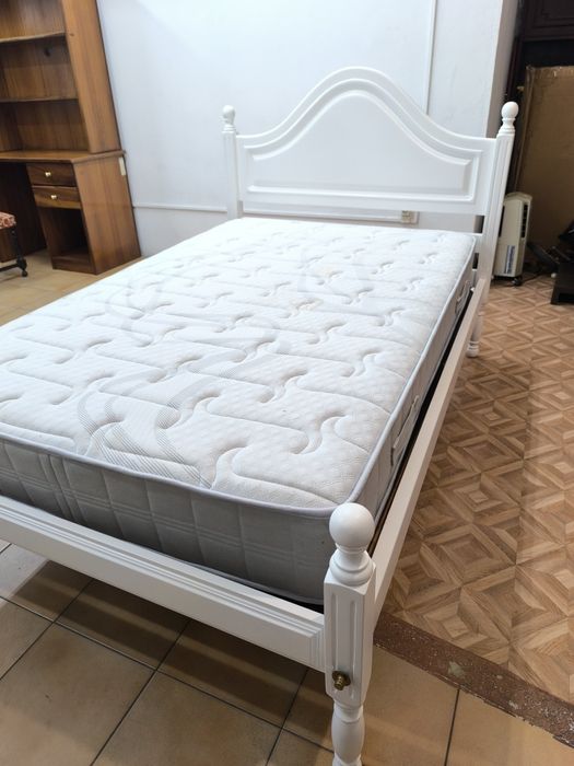 Cama branca com colchão 130 x 197