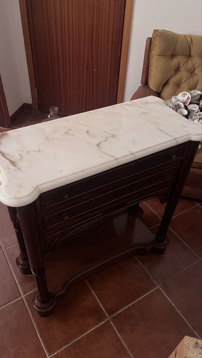 Mesa de entrada com tampo em marmore feito