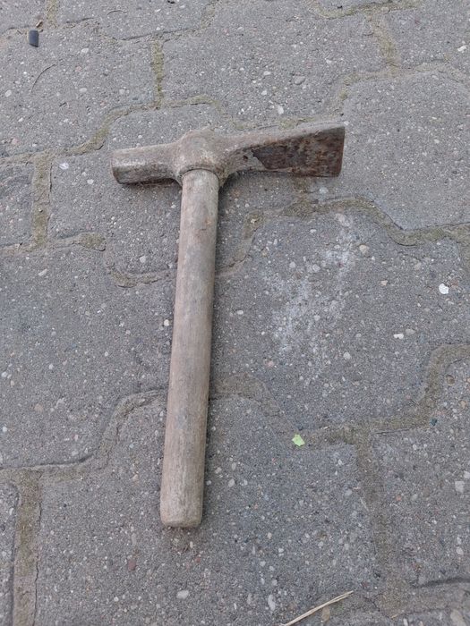 Zabytkowe młotki murarskie