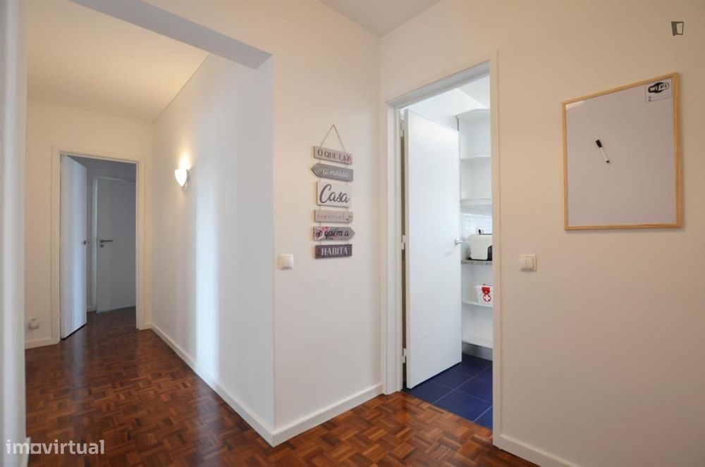 Quarto - localizado em Carcavelos Lisbon