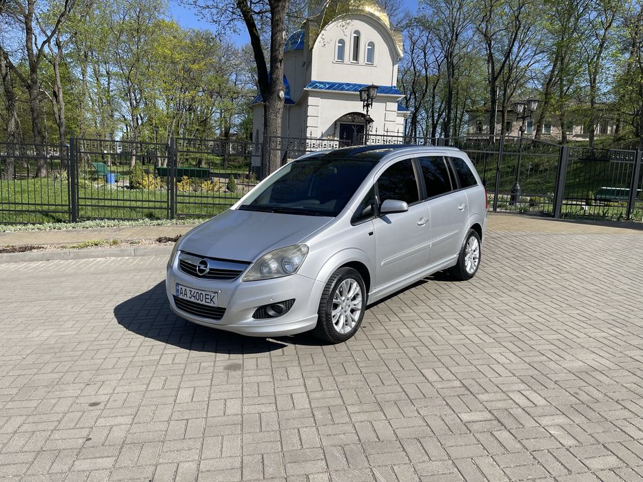 Продам власне авто, гарний стан, технічно справне, сідай та їдь.
Гарна комплектація, для комфортного використання є все, парктроніки, шкіряний салон, підігріви сидінь, панорамний дах, клімат-контроль, повний електро пакет.
7 зручних, комфортних місць.
Два комплекта дисків, майже нова зимова гума.
Є незначні сліди використання так як роки беруть своє.