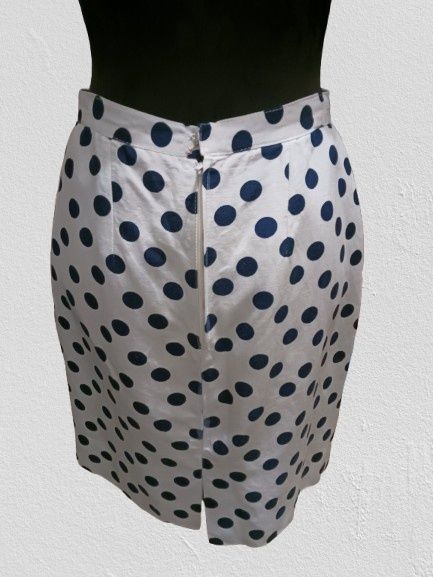 Saia branca com bolinhas azul escuro