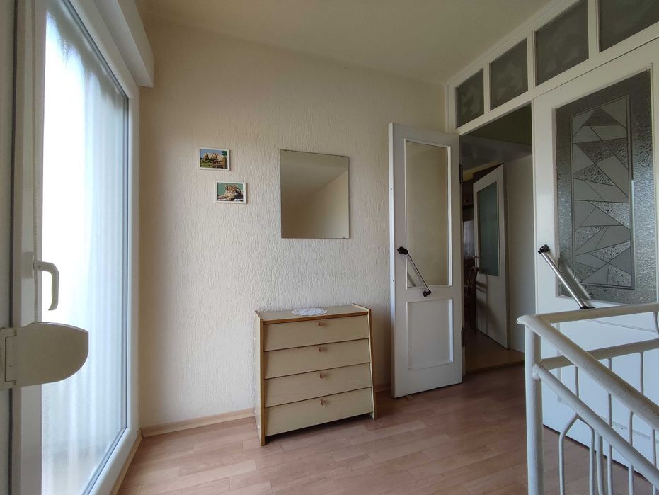 Duży dom z lat 70 tych, oddalony od głównej drogi, do zamieszkania.