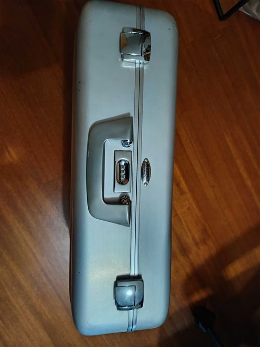 Mala em INOX com código de abertura