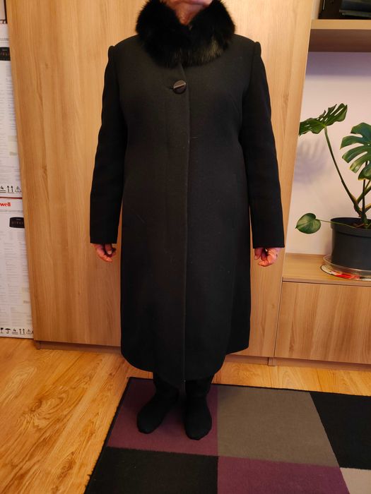 Elegancki czarny płaszcz damski z kołnierzem futrzanym – rozmiar 46